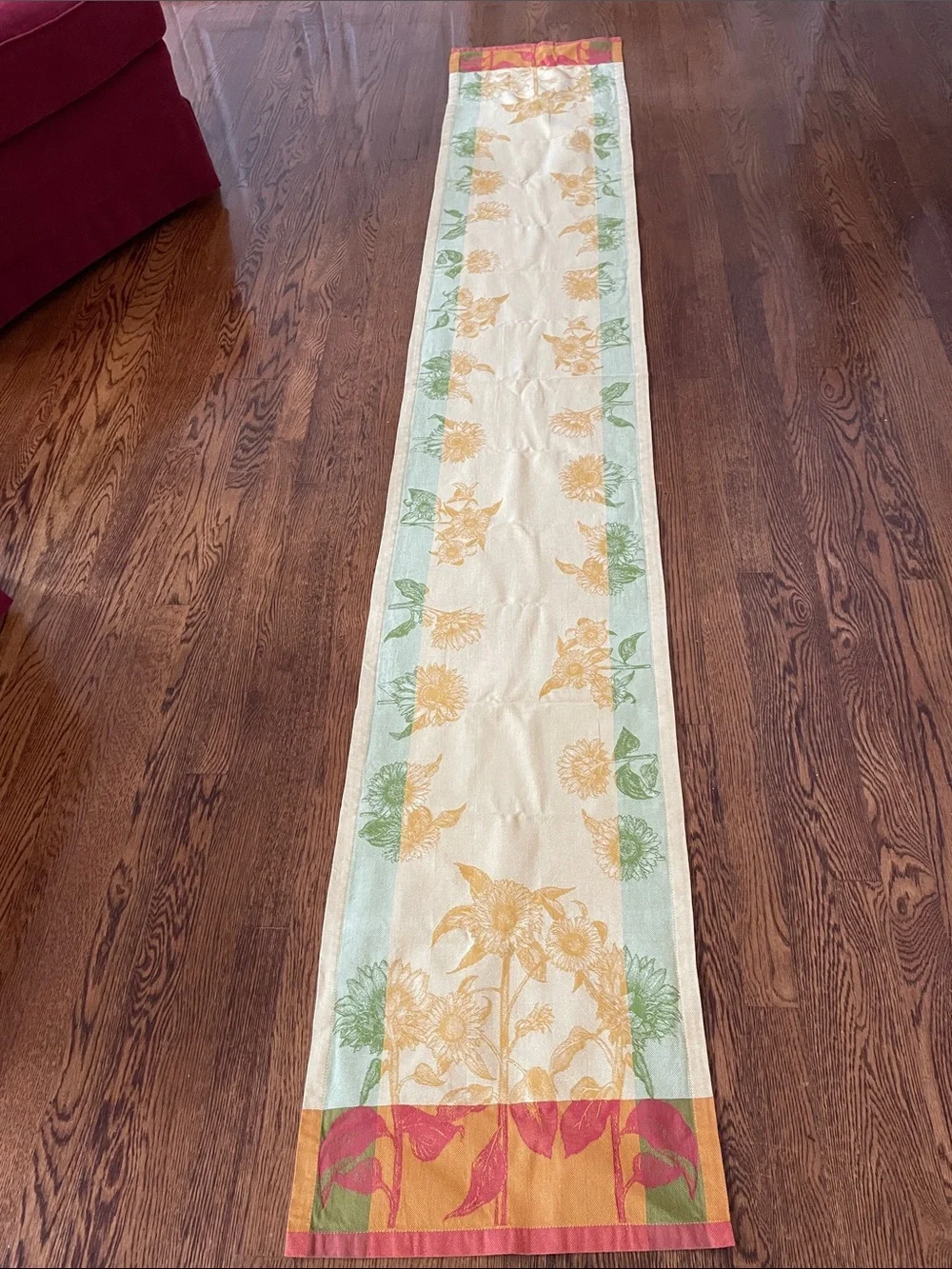 Table Runner Williams-Sonoma in Autumn colors.